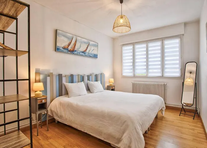 Дом отдыха Maison De Avec 2 Et Cuisine Equipee Au Coeur De Cabourg, Proche - 4 Pers. - Fr-1-788-1 *